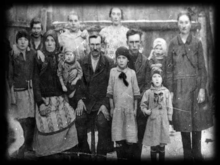 Семья жила в большом деревянном доме, в доме было 17 человек. Позднее в этом