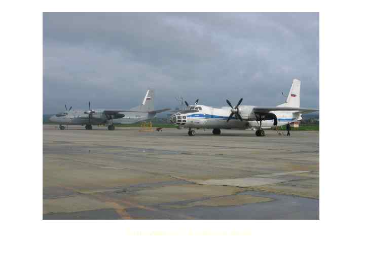 Самолеты Ан-26 (слева) и Ан-30 