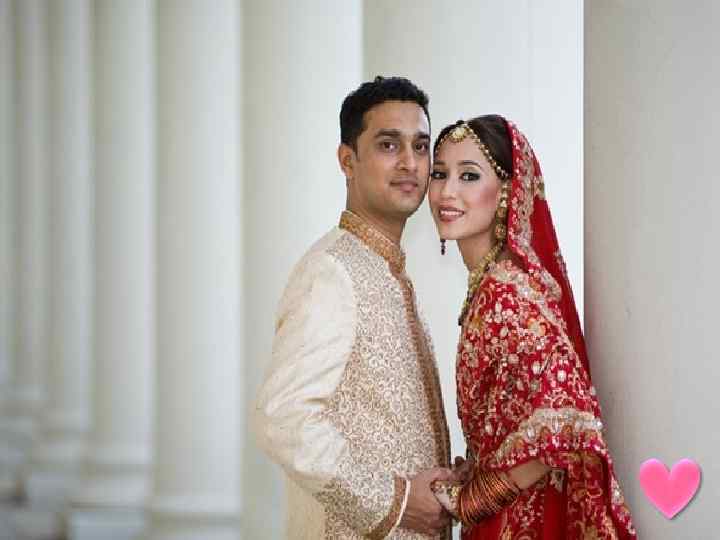 После ужина молодых ведут в “веди” - маленький храм. В центре его горит огонь.