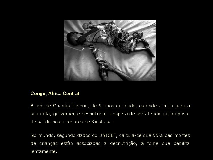 Congo, África Central A avó de Chantis Tuseuo, de 9 anos de idade, estende