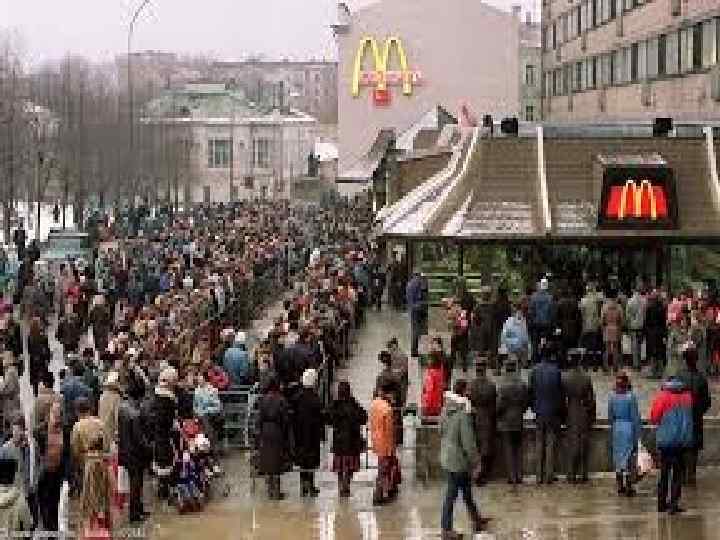 В первую очередь на первых. Очередь макдональдс на Пушкинской 1990. Очередь в макдональдс 1990 на Тверской. Макдак на Пушкинской 1990. Очереди в макдональдс в Москве в 90-е.