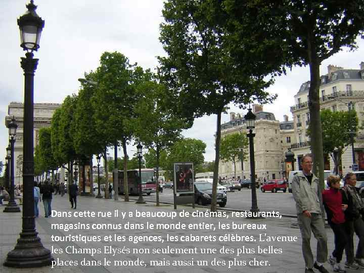 Dans cette rue il y a beaucoup de cinémas, restaurants, magasins connus dans le