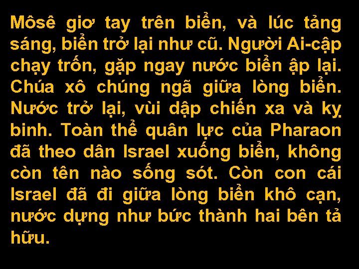 Môsê giơ tay trên biển, và lúc tảng sáng, biển trở lại như cũ.