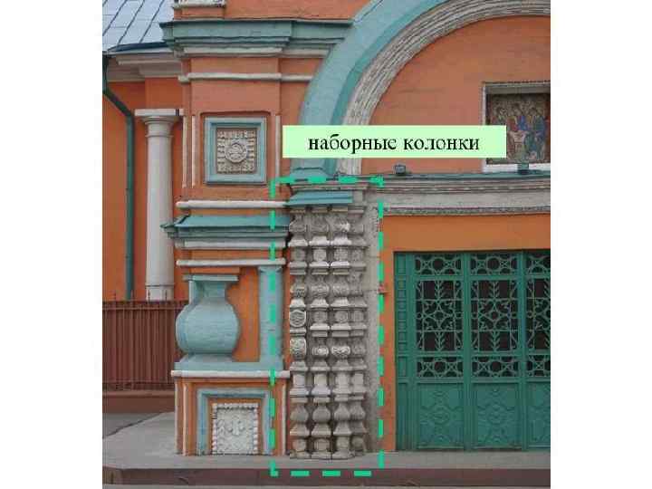 Декоративная стенка возведенная над венчающим сооружение карнизом