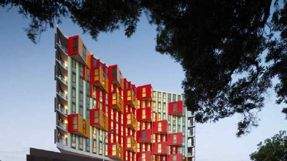 Здание Иллюзии цвета и контраста. , , Викинг’’ Ахроматический контраст: круги имеют один и