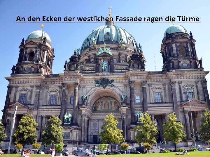 An den Ecken der westlichen Fassade ragen die Türme 