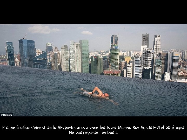 Piscine à débordement de la Skypark qui couronne les tours Marina Bay Sands Hôtel