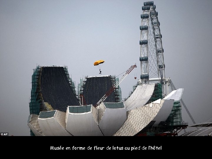 Musée en forme de fleur de lotus au pied de l’hôtel 