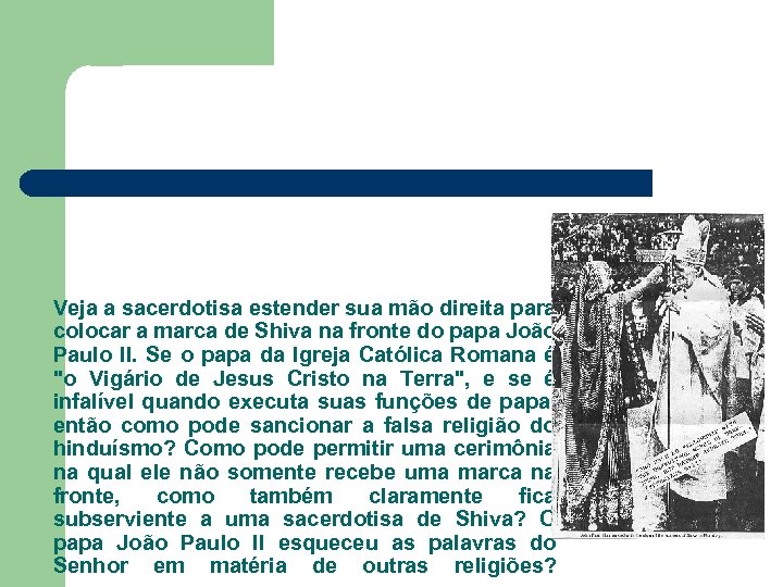 Veja a sacerdotisa estender sua mão direita para colocar a marca de Shiva na