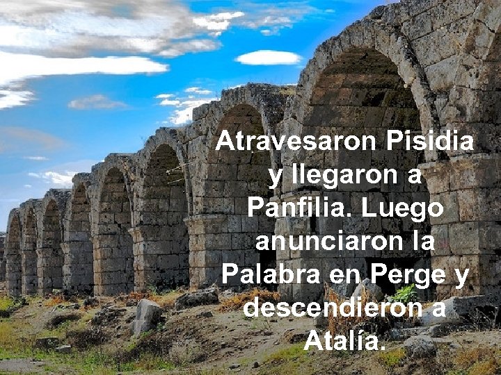 Atravesaron Pisidia y llegaron a Panfilia. Luego anunciaron la Palabra en Perge y descendieron