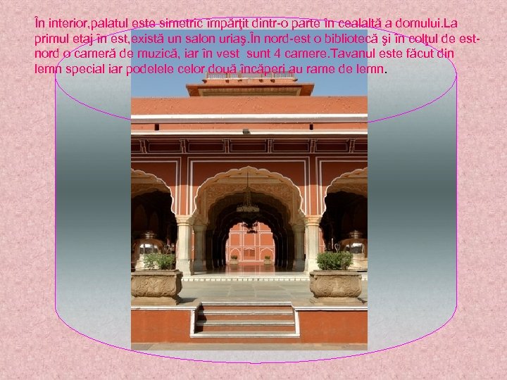 În interior, palatul este simetric împărţit dintr-o parte în cealaltă a domului. La primul