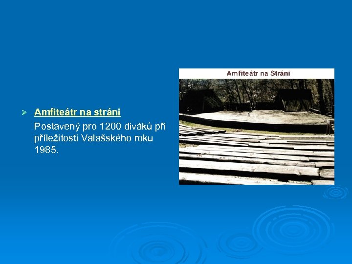 Ø Amfiteátr na stráni Postavený pro 1200 diváků při příležitosti Valašského roku 1985. 