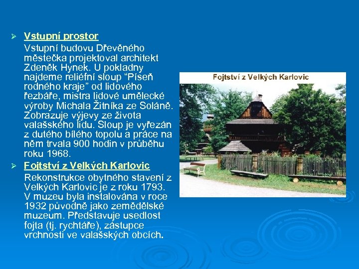 Vstupní prostor Vstupní budovu Dřevěného městečka projektoval architekt Zdeněk Hynek. U pokladny najdeme reliéfní