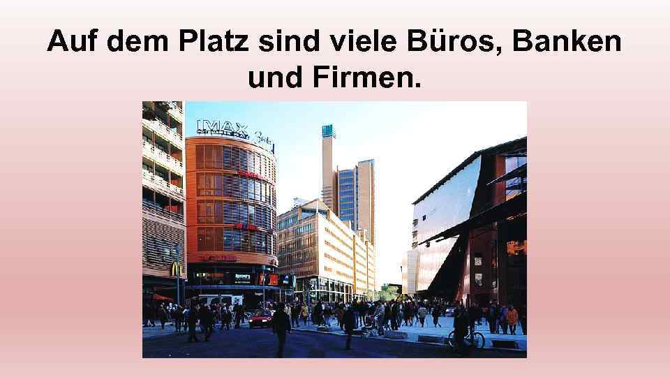 Auf dem Platz sind viele Büros, Banken und Firmen. 