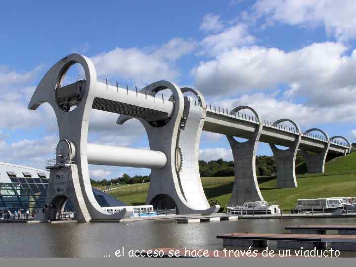 … el acceso se hace a través de un viaducto 