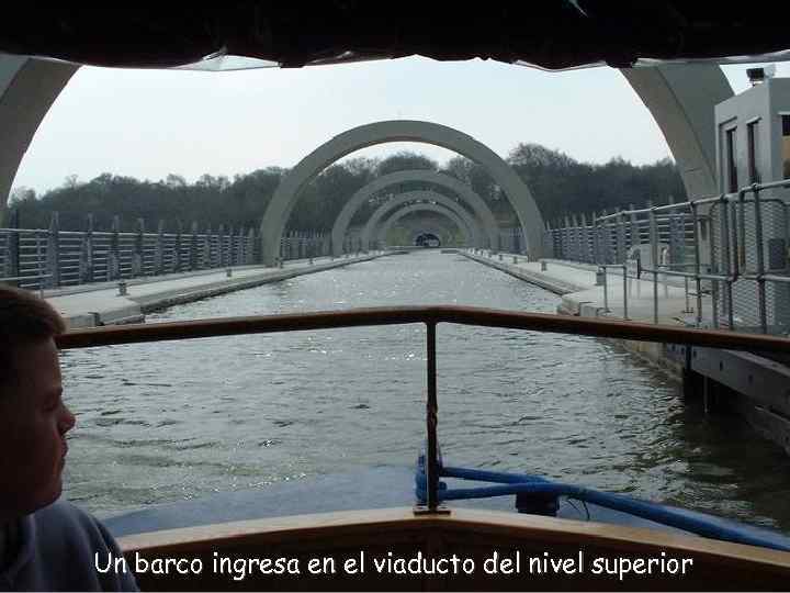 Un barco ingresa en el viaducto del nivel superior 