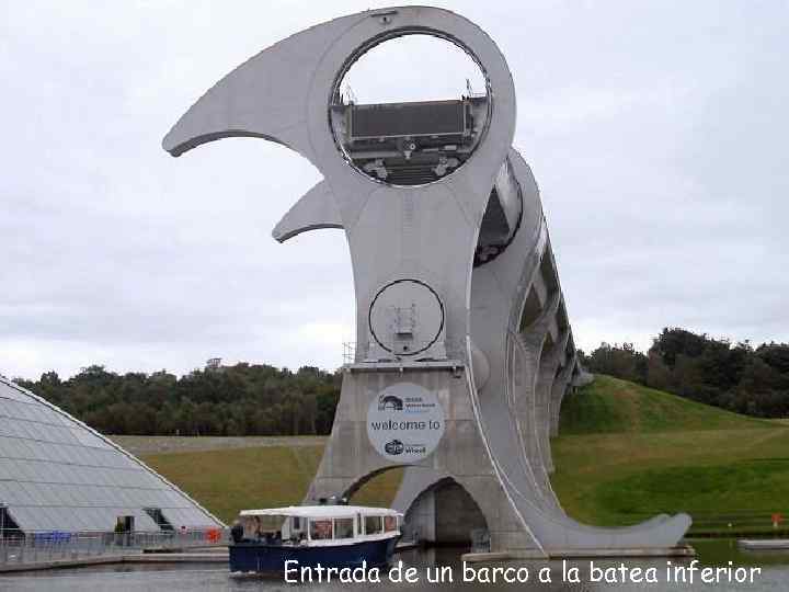 Entrada de un barco a la batea inferior 