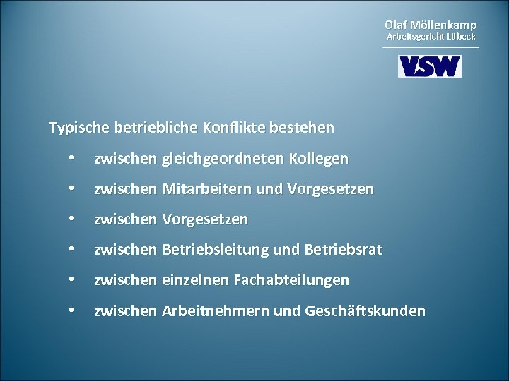 Olaf Möllenkamp Arbeitsgericht Lübeck Typische betriebliche Konflikte bestehen • zwischen gleichgeordneten Kollegen • zwischen