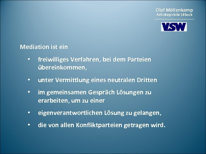 Olaf Möllenkamp Arbeitsgericht Lübeck Mediation ist ein • freiwilliges Verfahren, bei dem Parteien übereinkommen,