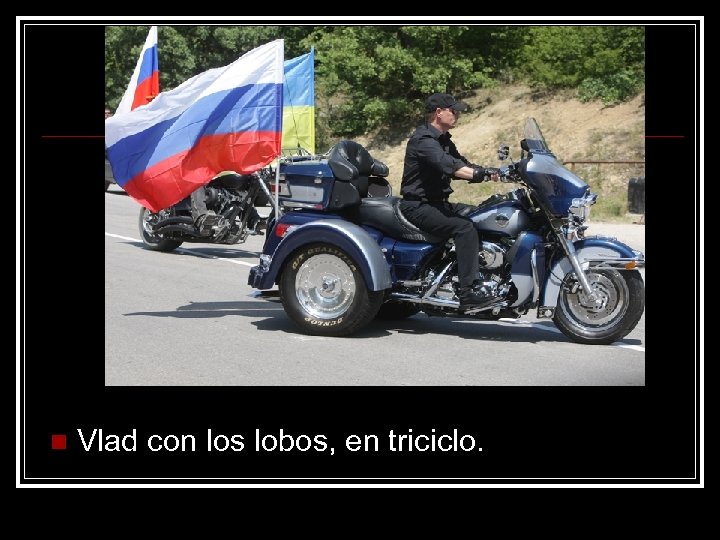n Vlad con los lobos, en triciclo. 