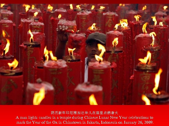 阴历新年印尼雅加达华人在庙里点燃香火 A man lights candles in a temple during Chinese Lunar New Year celebrations