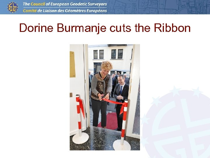 Dorine Burmanje cuts the Ribbon 