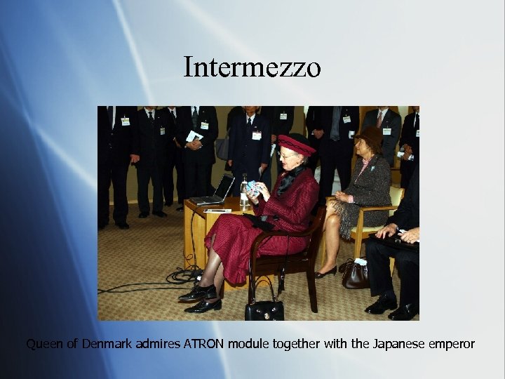 Intermezzo Queen of Denmark admires ATRON module together with the Japanese emperor 