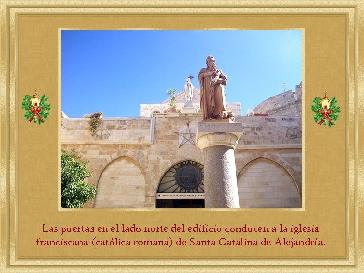 Las puertas en el lado norte del edificio conducen a la iglesia franciscana (católica