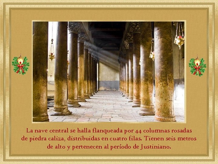 La nave central se halla flanqueada por 44 columnas rosadas de piedra caliza, distribuidas