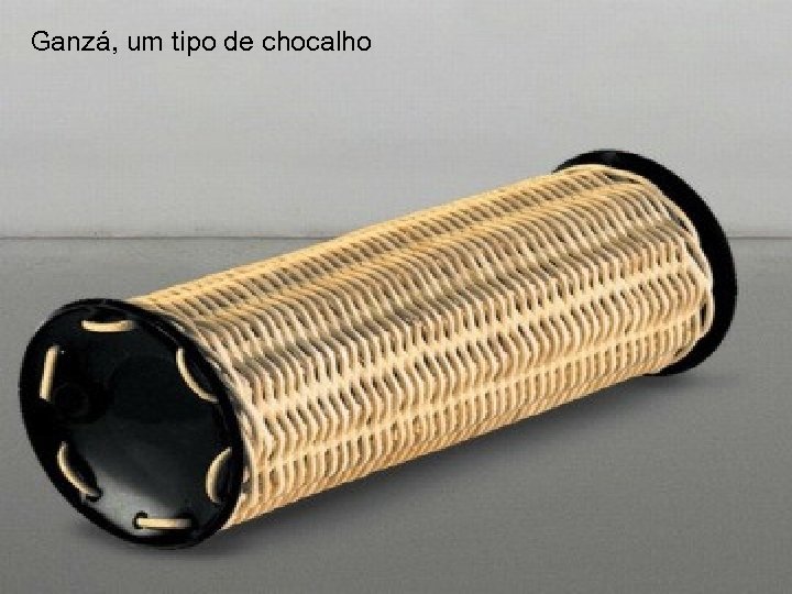 Ganzá, um tipo de chocalho 
