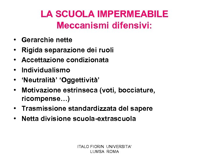 LA SCUOLA IMPERMEABILE Meccanismi difensivi: • • • Gerarchie nette Rigida separazione dei ruoli