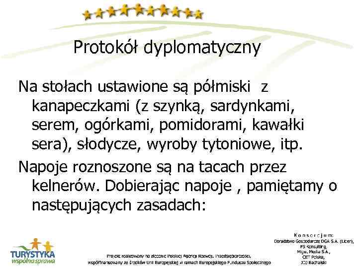 Protokół dyplomatyczny Na stołach ustawione są półmiski z kanapeczkami (z szynką, sardynkami, serem, ogórkami,