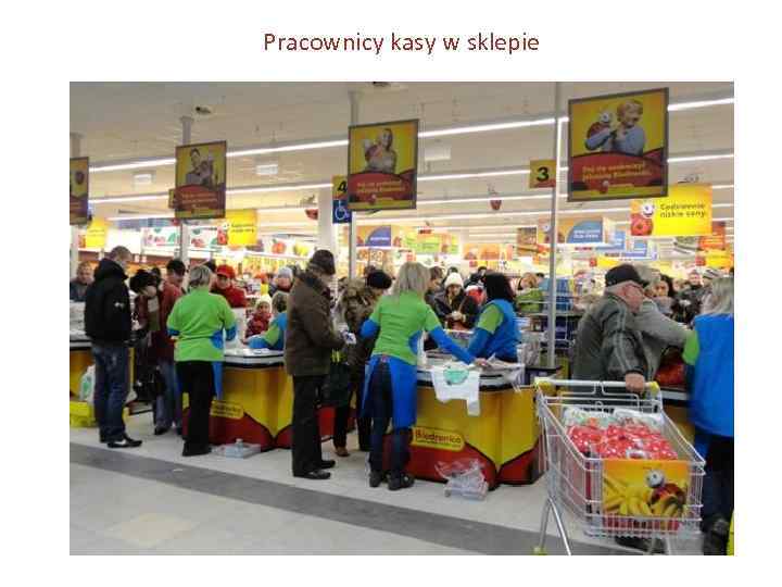 Pracownicy kasy w sklepie 