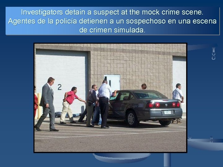 Investigators detain a suspect at the mock crime scene. Agentes de la policía detienen