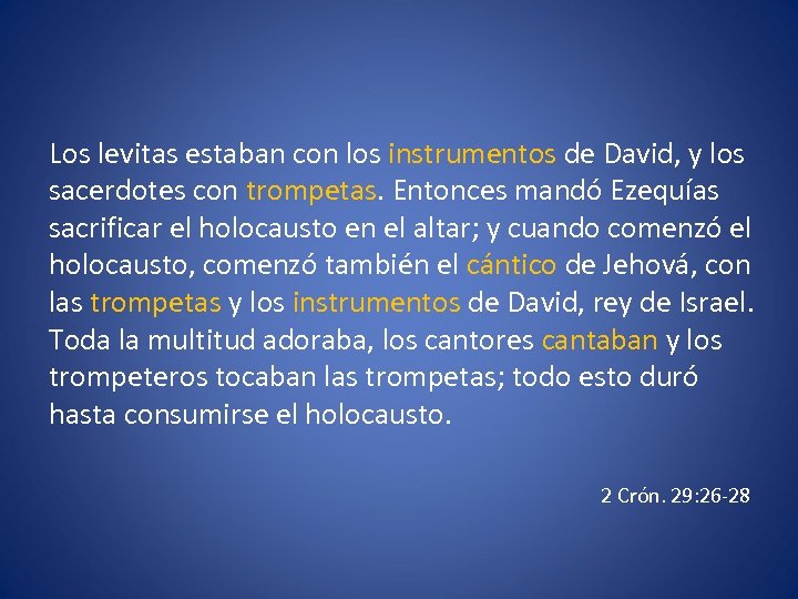 Los levitas estaban con los instrumentos de David, y los sacerdotes con trompetas. Entonces