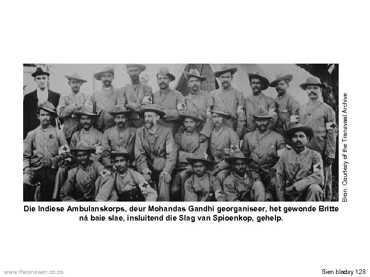 Bron: Courtesy of the Transvaal Archive Die Indiese Ambulanskorps, deur Mohandas Gandhi georganiseer, het