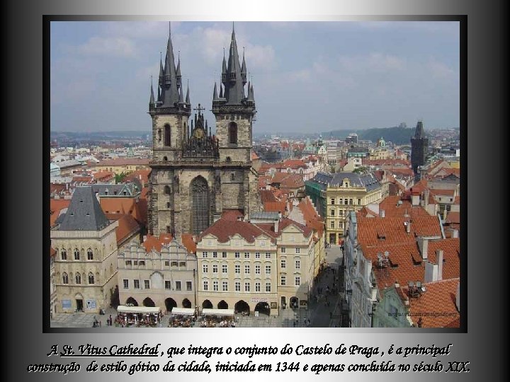 A St. Vitus Cathedral , que integra o conjunto do Castelo de Praga ,