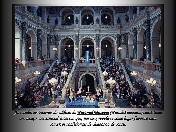 As escadarias internas do edifício do National Museum (Národní muzeum) constituem um espaço com
