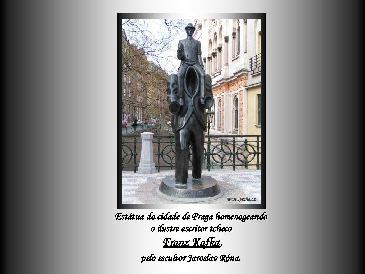Estátua da cidade de Praga homenageando o ilustre escritor tcheco Franz Kafka, pelo escultor
