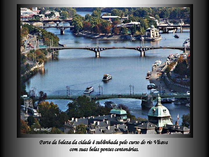 Parte da beleza da cidade é sublinhada pelo curso do rio Vltava com suas