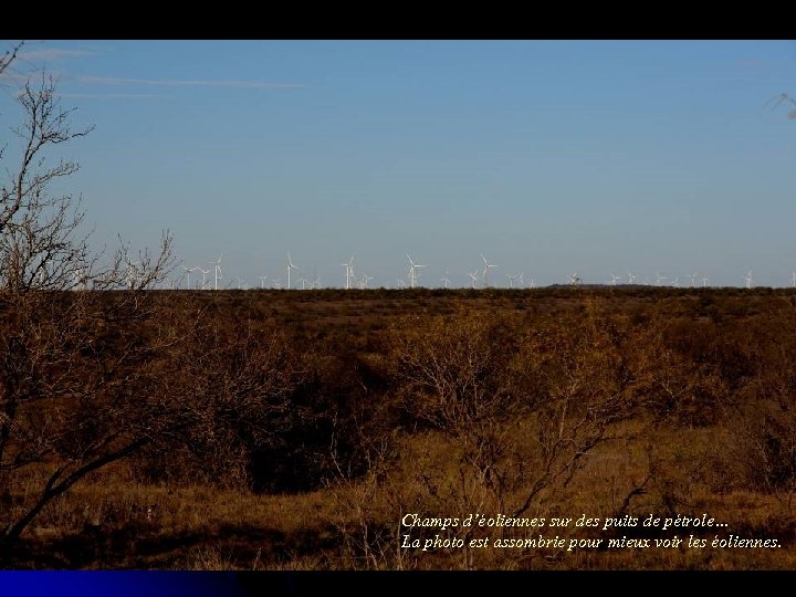 Champs d’éoliennes sur des puits de pétrole… La photo est assombrie pour mieux voir