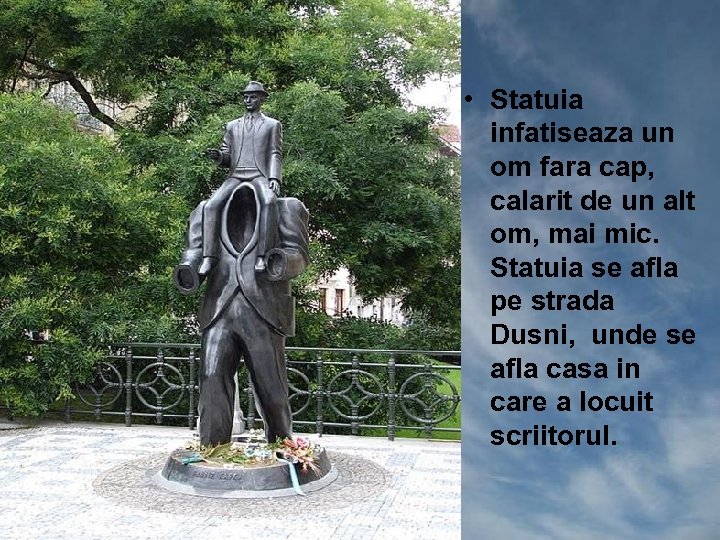  • Statuia infatiseaza un om fara cap, calarit de un alt om, mai
