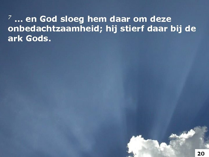 7. . . en God sloeg hem daar om deze onbedachtzaamheid; hij stierf daar