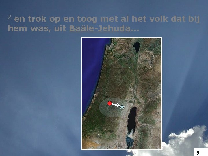 2 en trok op en toog met al het volk dat bij hem was,