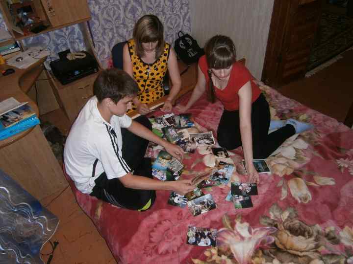 ВСЁ С ФОТОГРАФИЙ СМОТРЯТ НА МЕНЯ. 