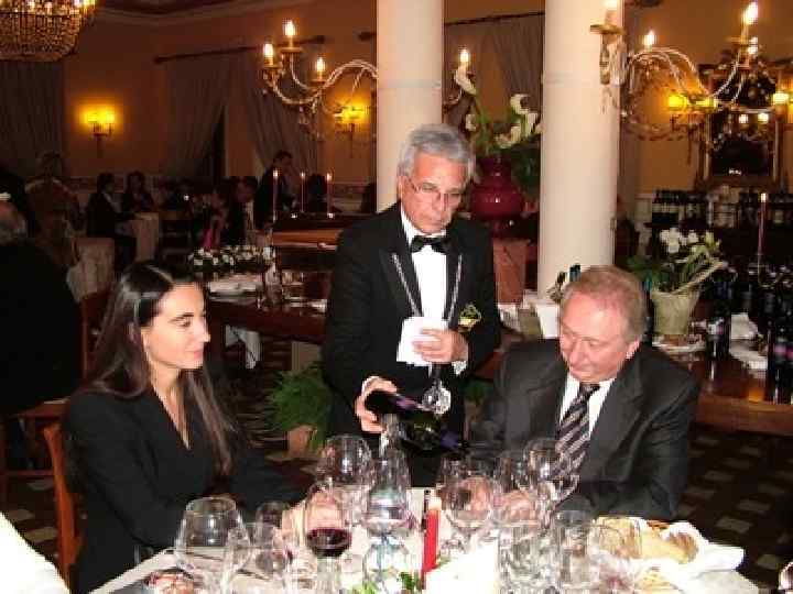 ► Сомелье обязан быстро ловить мысли клиента. Для того чтобы предложить набор напитков к