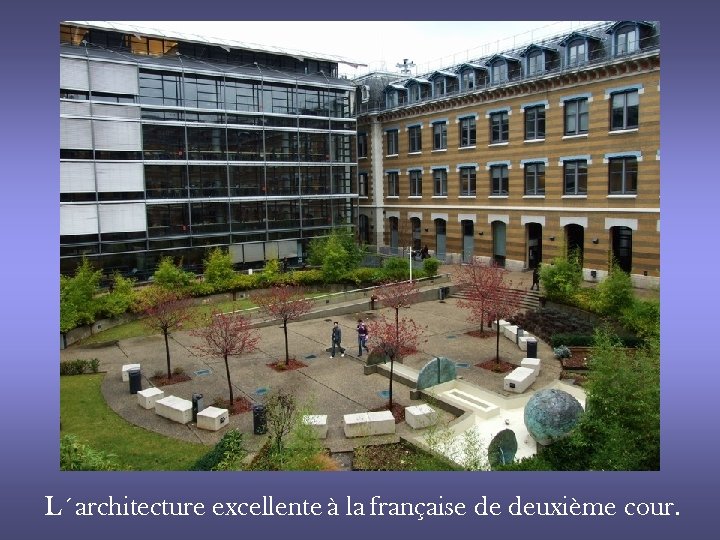 L´architecture excellente à la française de deuxième cour. 