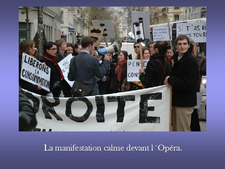 La manifestation calme devant l´Opéra. 