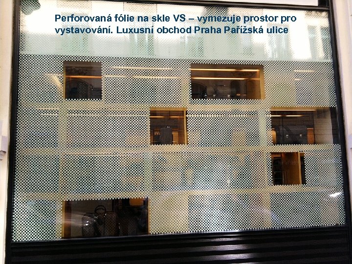 Perforovaná fólie na skle VS – vymezuje prostor pro vystavování. Luxusní obchod Praha Pařížská
