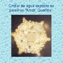 Cristal de água exposto as palavras “Amor, Querida”. 